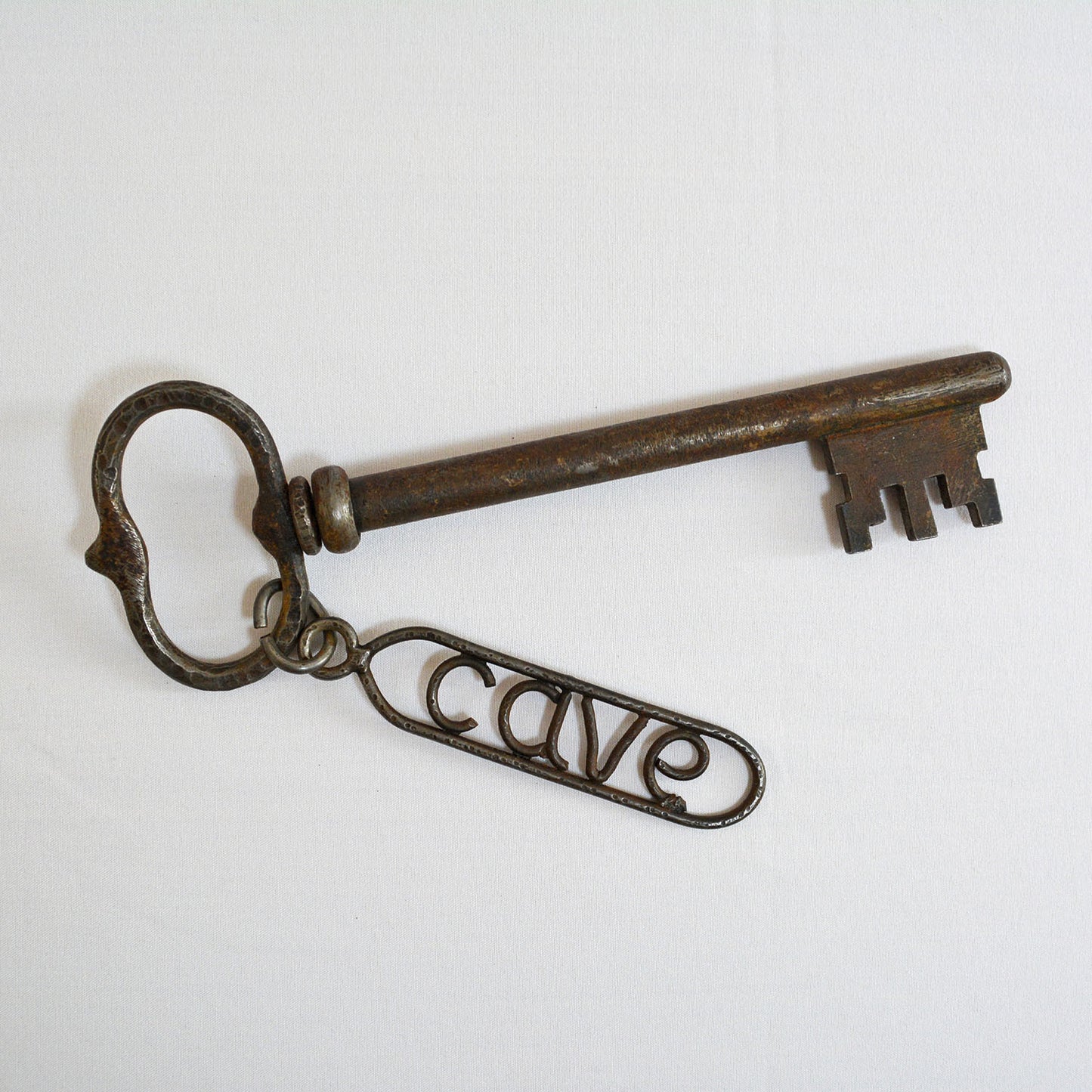 Ancienne grosse clé de cave en fer forgé