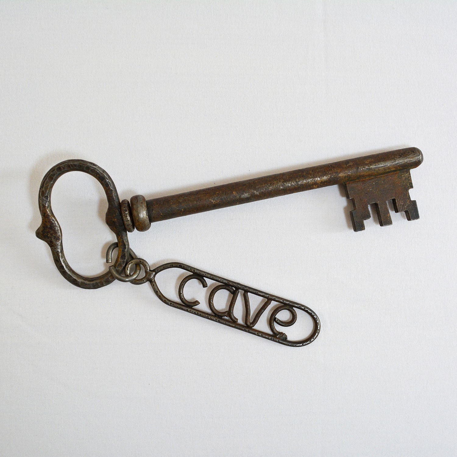 Ancienne grosse clé de cave en fer forgé