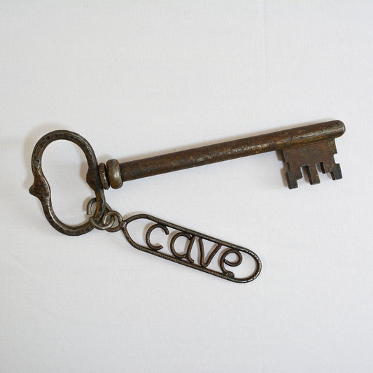 Ancienne grosse clé de cave en fer forgé
