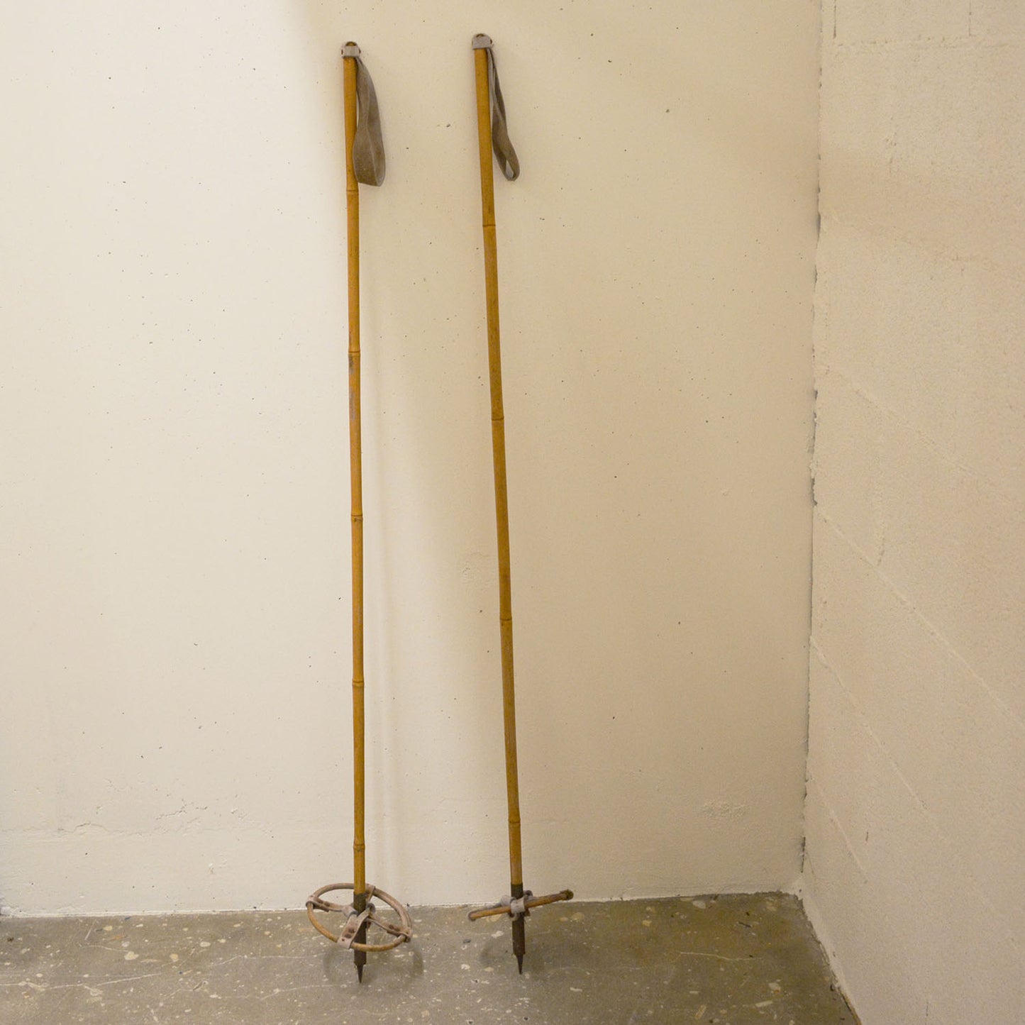 Anciens bâtons de ski vintage en bambou