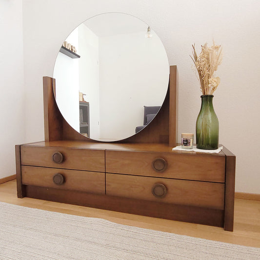 Ancienne coiffeuse basse des années 80, en bois avec un grand miroir.