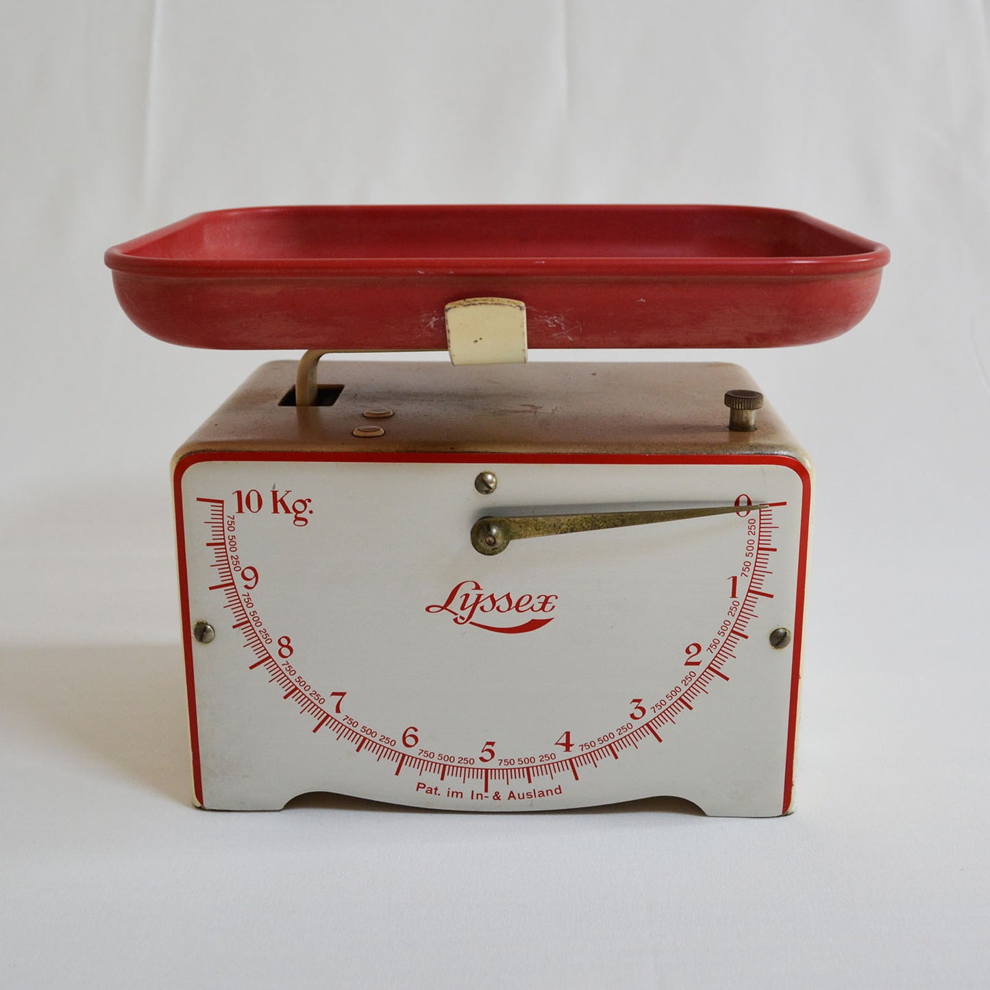 Balance Suisse Lyssex des années 50, base en métal et plateau en plastique.