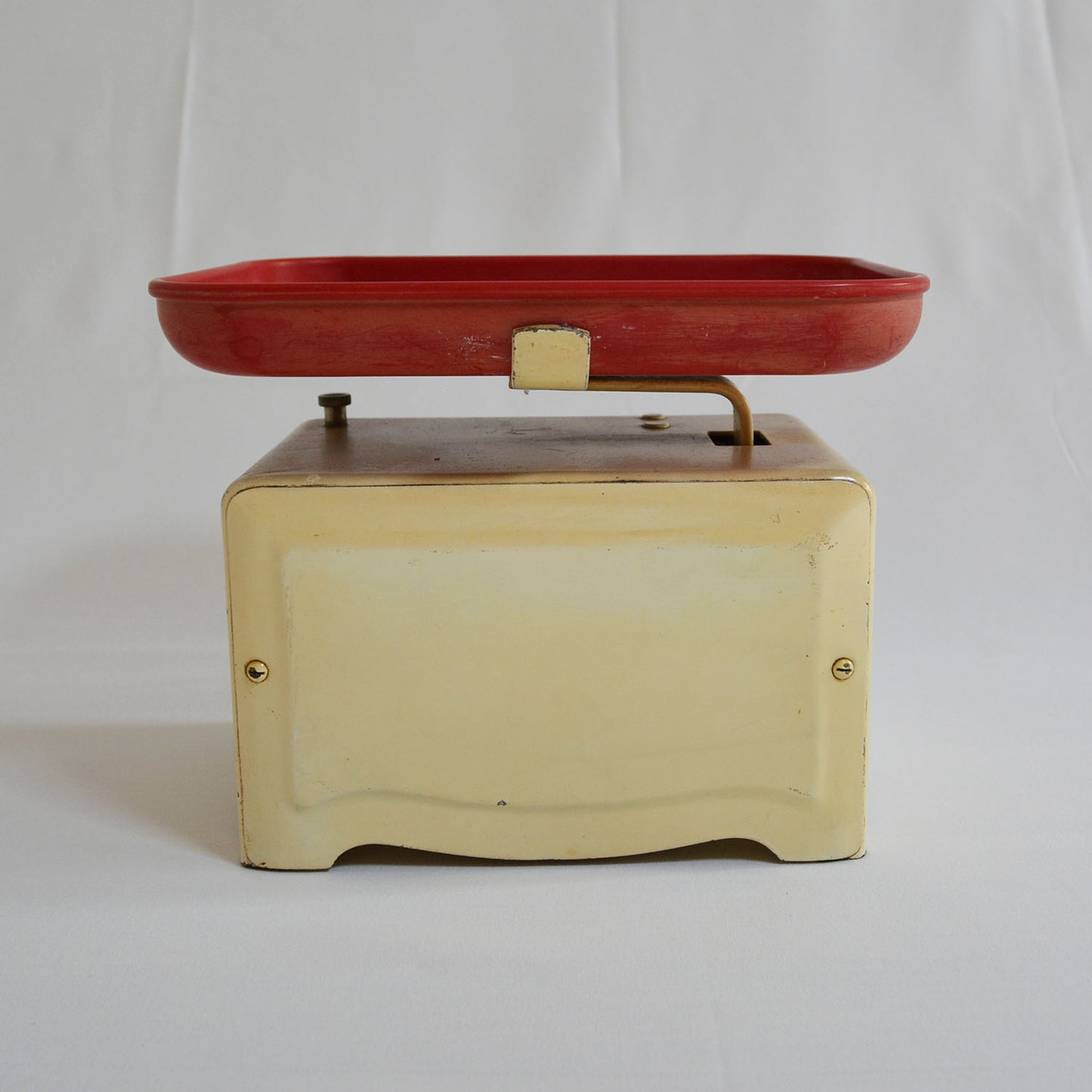 Balance Suisse Lyssex des années 50, base en métal et plateau en plastique.