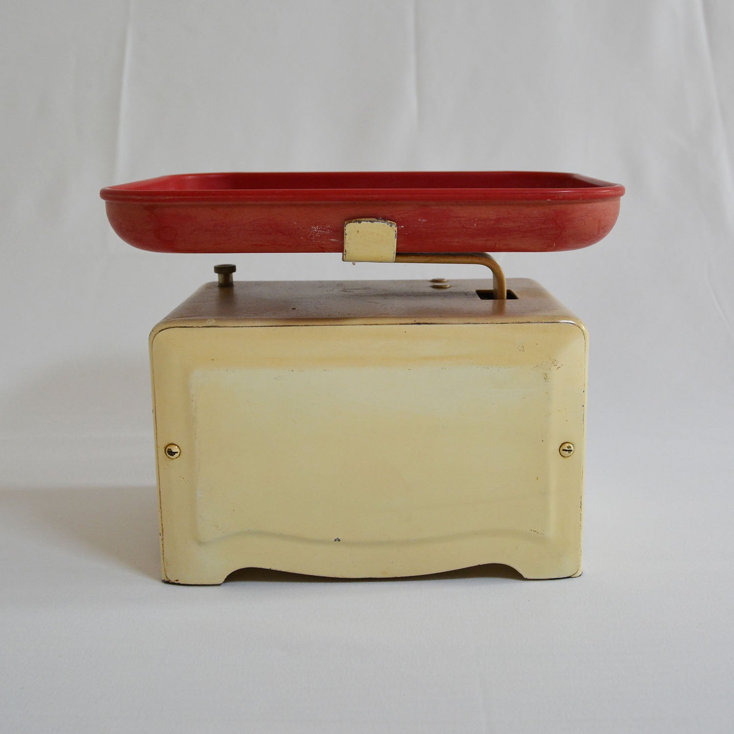 Balance Suisse Lyssex des années 50, base en métal et plateau en plastique.
