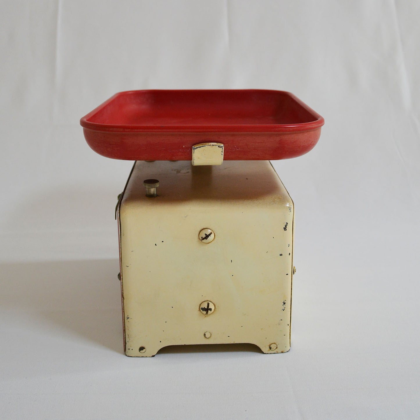 Balance Suisse Lyssex des années 50, base en métal et plateau en plastique.