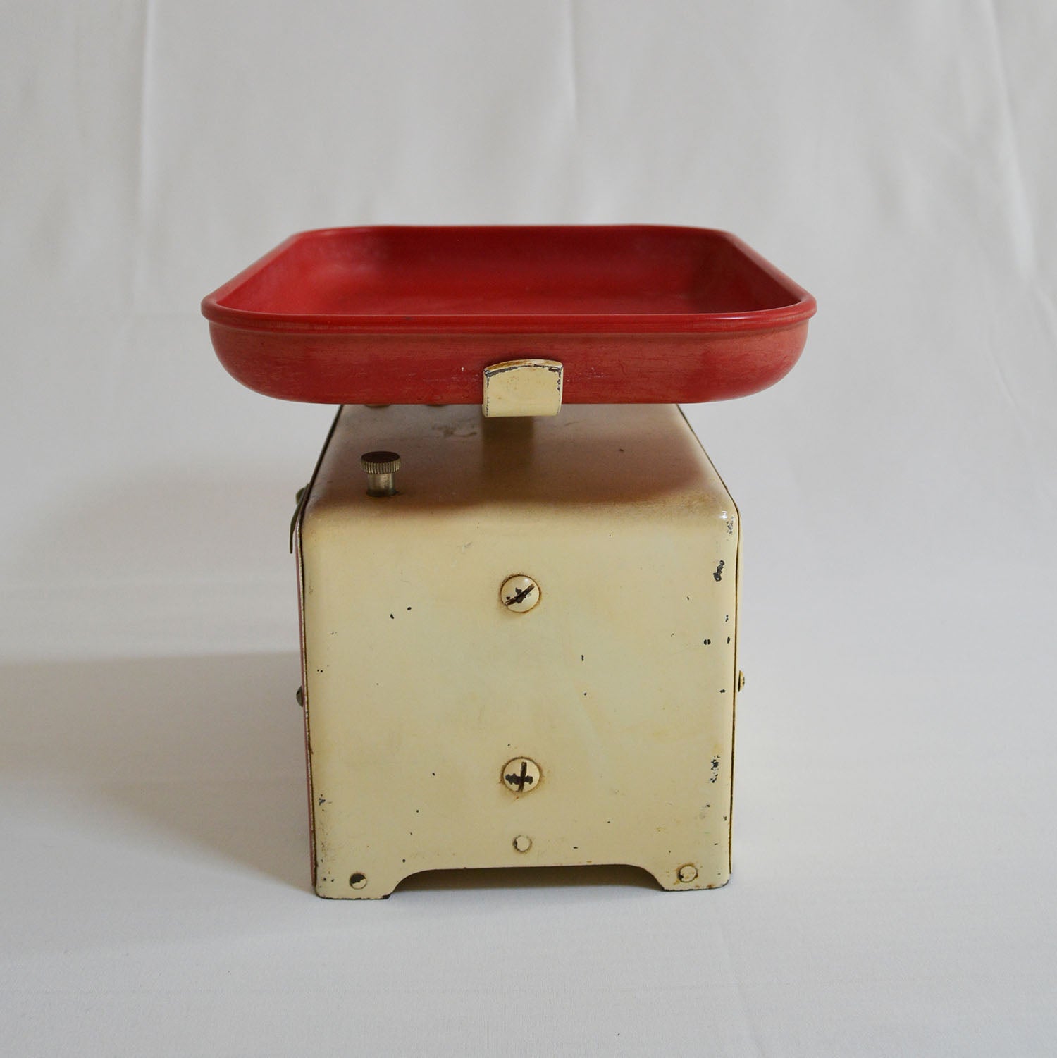 Balance Suisse Lyssex des années 50, base en métal et plateau en plastique.