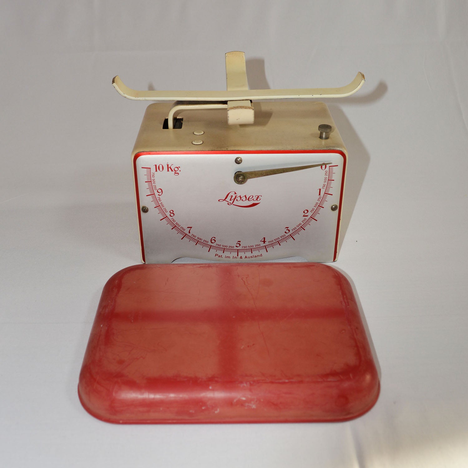 Balance Suisse Lyssex des années 50, base en métal et plateau en plastique.
