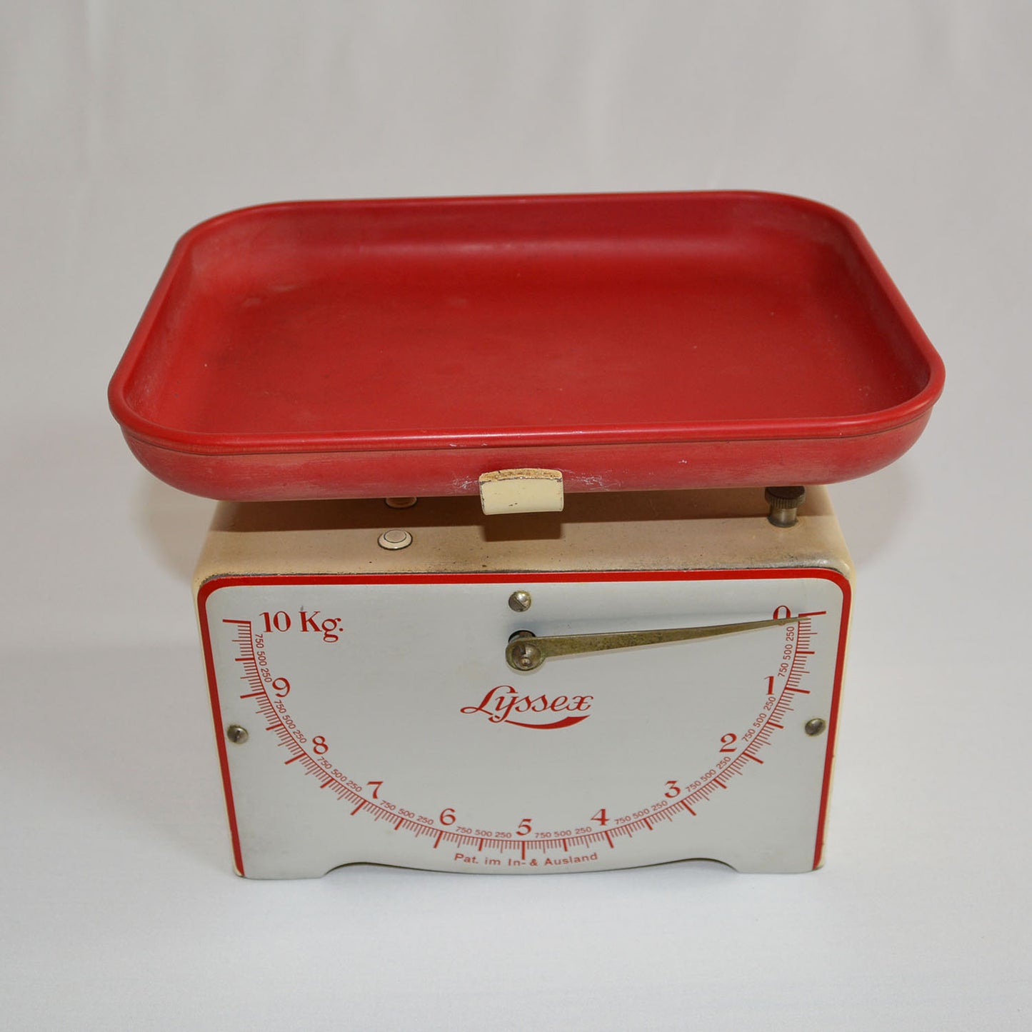 Balance Suisse Lyssex des années 50, base en métal et plateau en plastique.