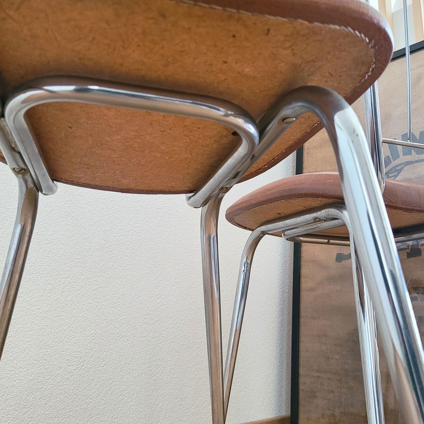 Paire de chaises de cuisine vintage en skaï des années 70