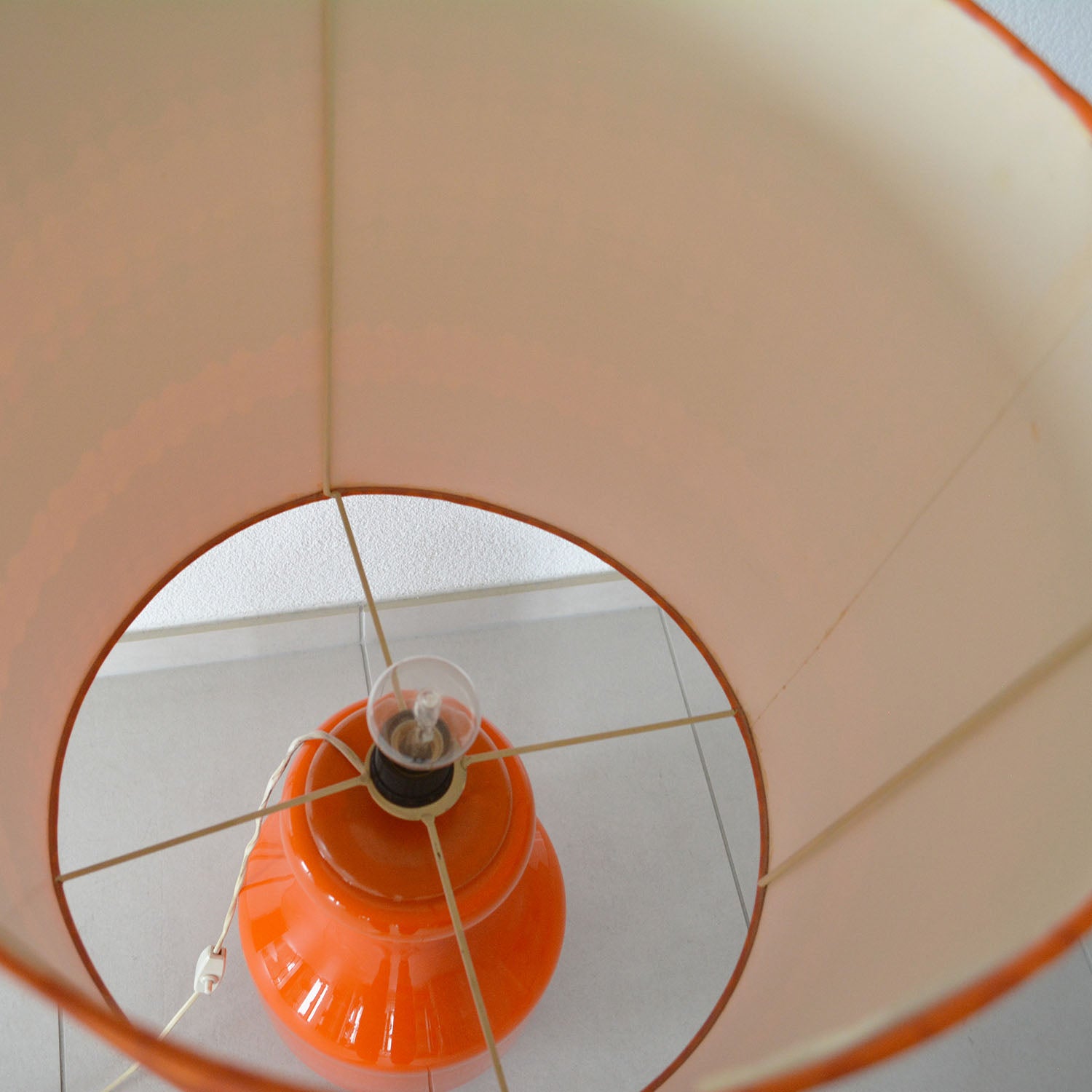 Grande lampe orange à poser au sol, vintage années 70, intérieur