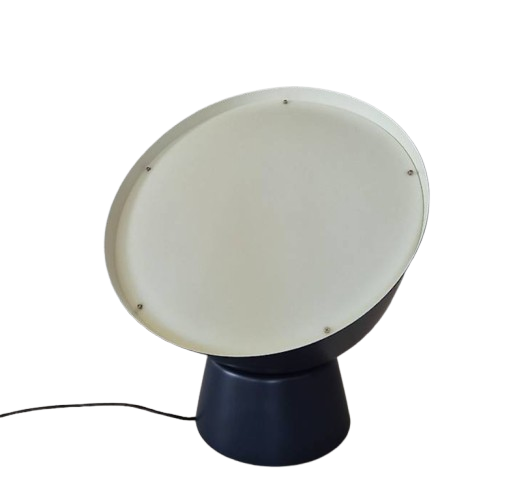 Vue face de la lampe projecteur XL bleu marine Ikea PS 2017 du designer Ola Wihlborg
