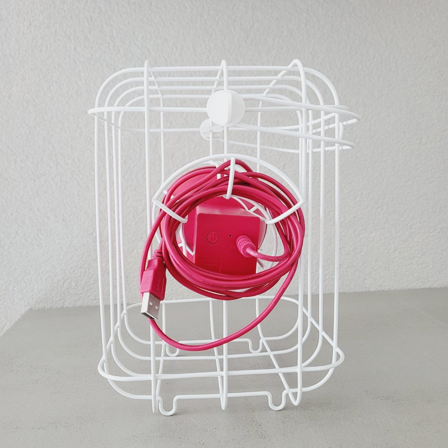 Lampe IKEA PS 2017 par Matali Crasset, prise USB