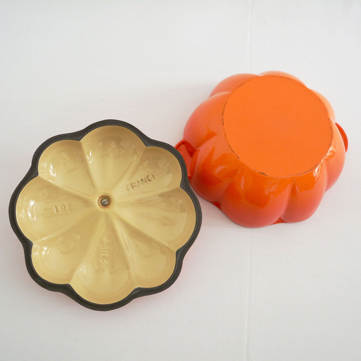 Cocotte orange Le Creuset modèle citrouille, d'une capacité de 2 litres.