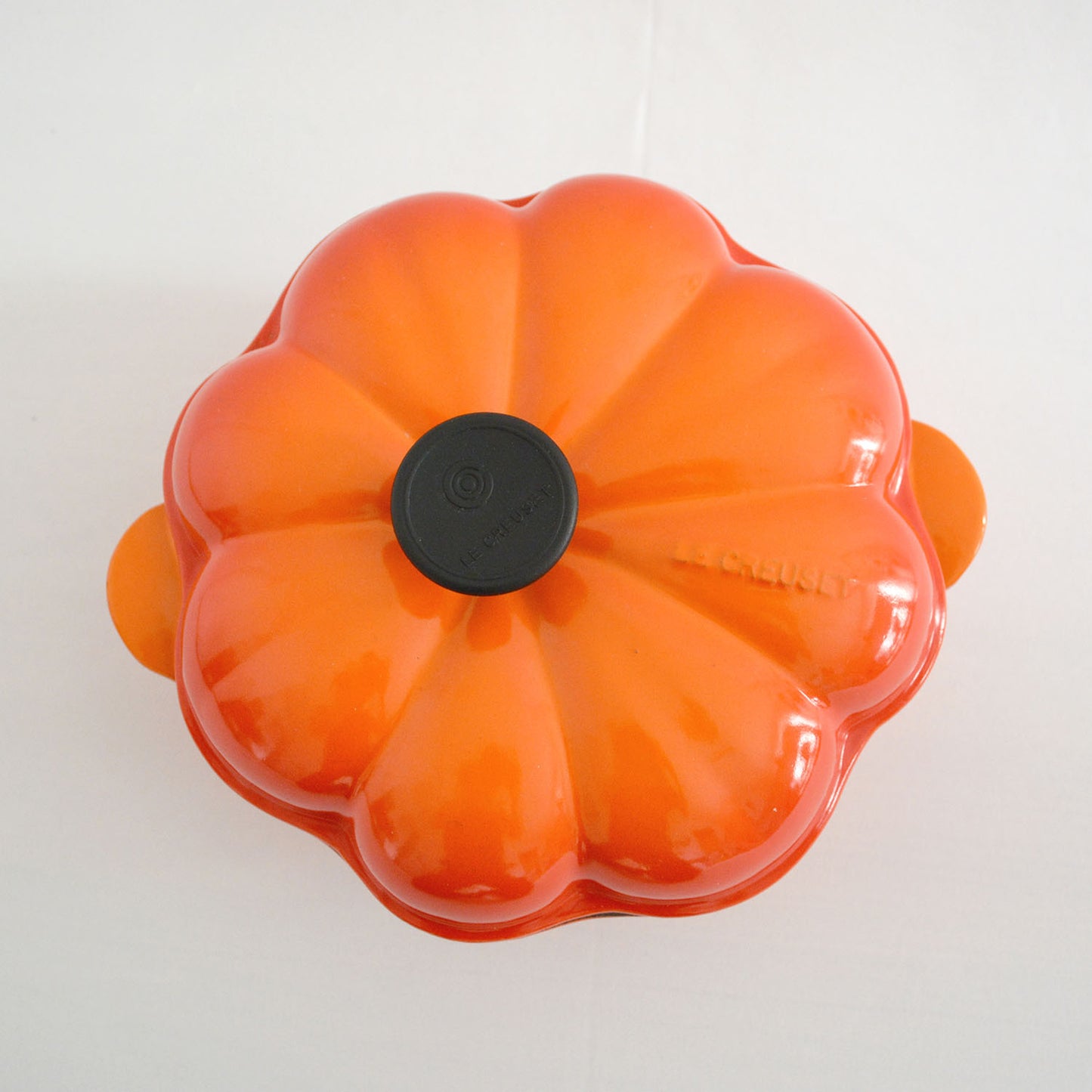 Cocotte orange Le Creuset modèle citrouille, d'une capacité de 2 litres.