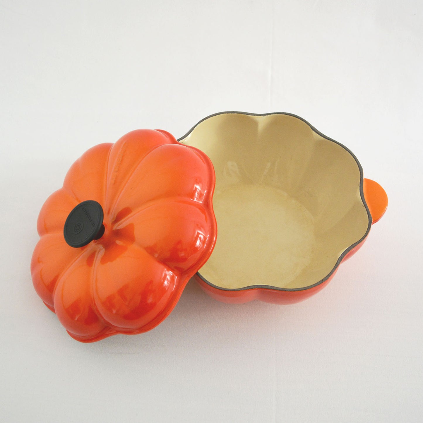 Cocotte orange Le Creuset modèle citrouille, d'une capacité de 2 litres.