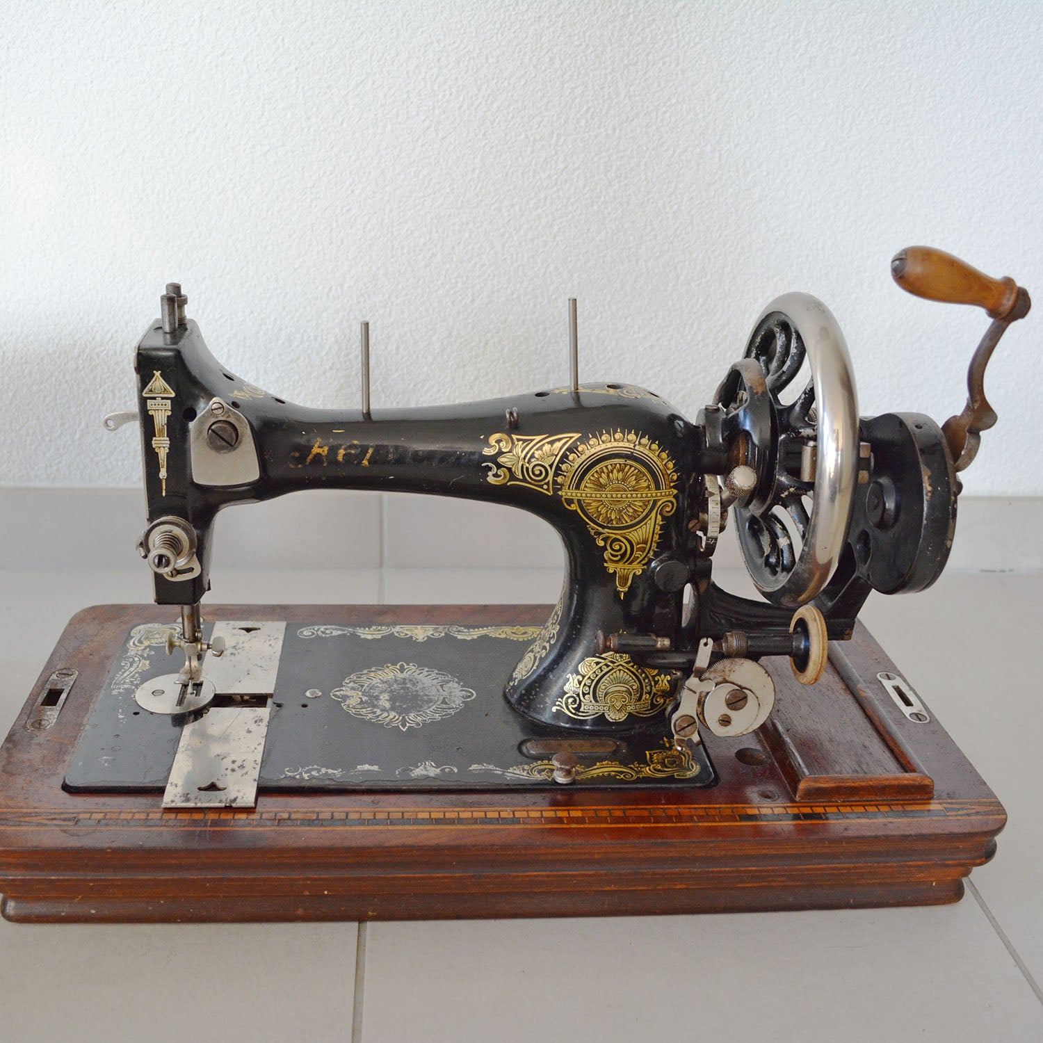 Machine à coudre Helvetia, fabriquée en Suisse aux 19e et 20e siècles.