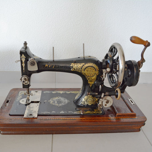 Machine à coudre Helvetia, fabriquée en Suisse aux 19e et 20e siècles.