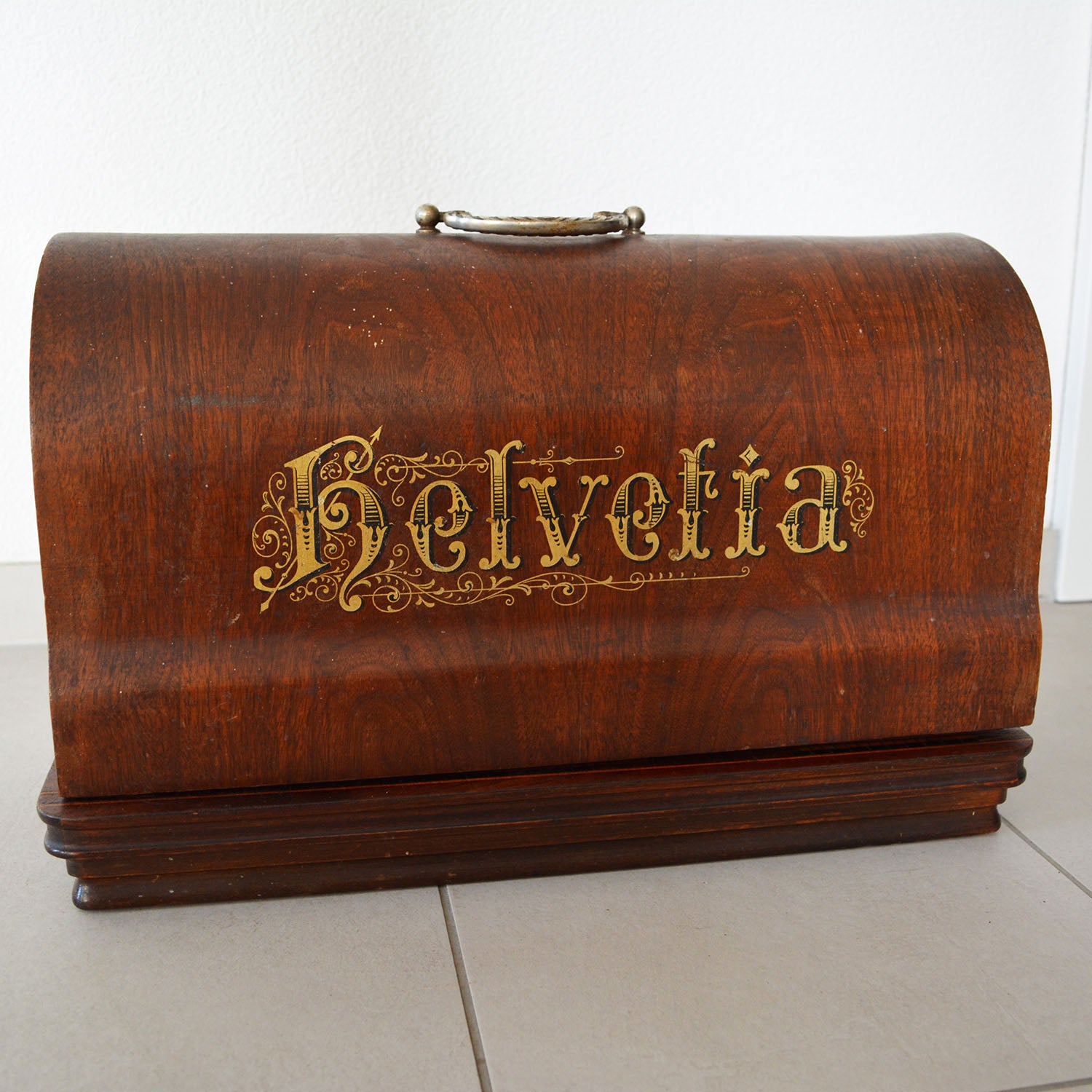 Machine à coudre Helvetia, fabriquée en Suisse aux 19e et 20e siècles.