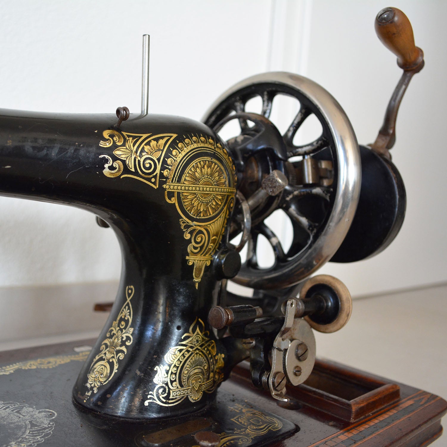 Machine à coudre Helvetia, fabriquée en Suisse aux 19e et 20e siècles.