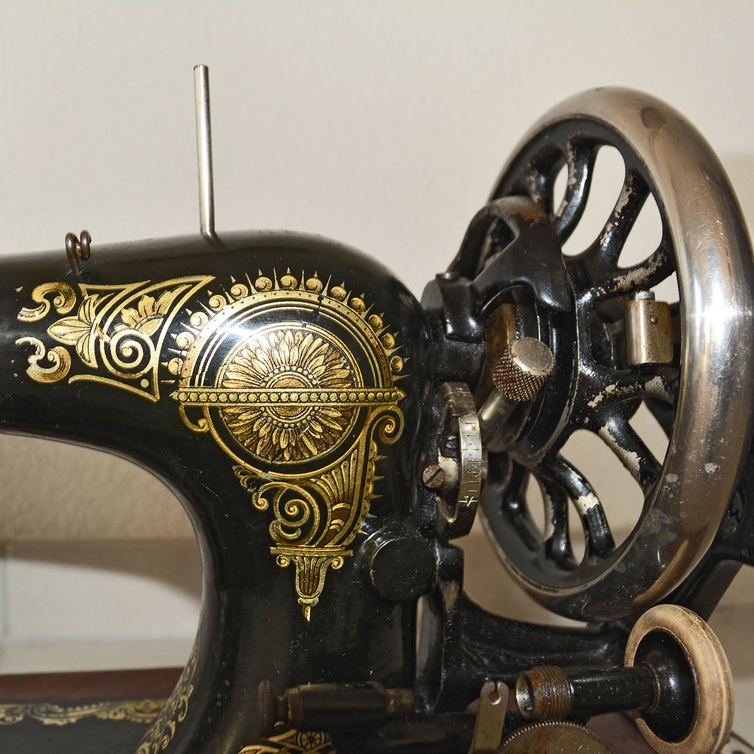 Machine à coudre Helvetia, fabriquée en Suisse aux 19e et 20e siècles.
