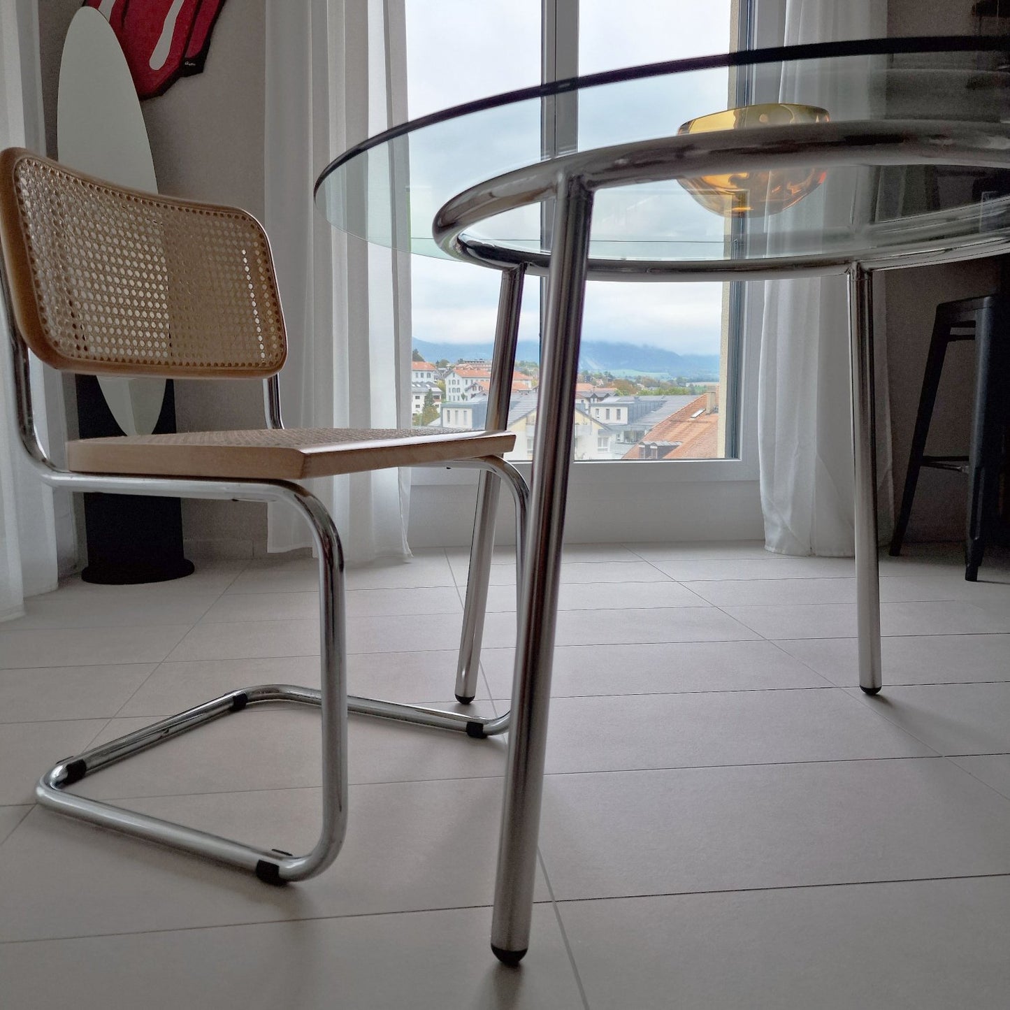 Table à manger en verre avec pieds chromés