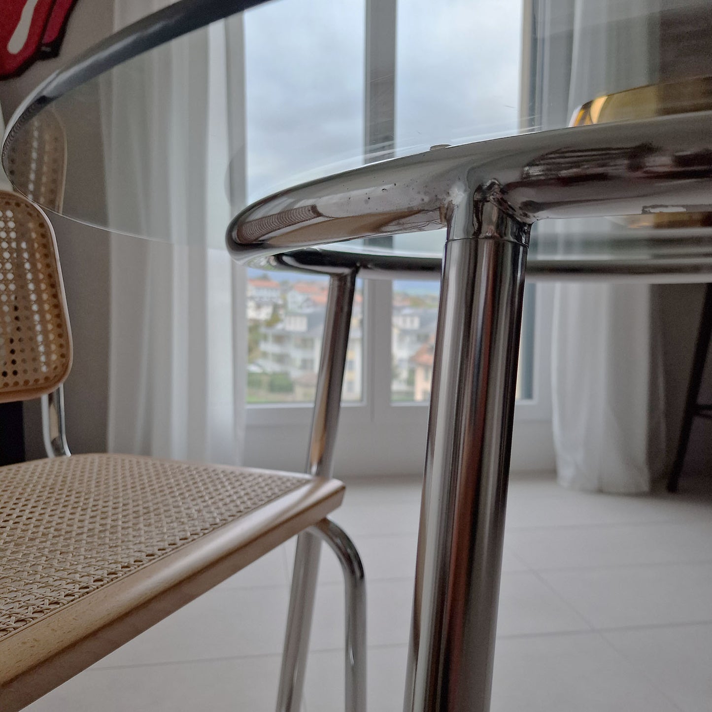 Table à manger en verre avec pieds chromés