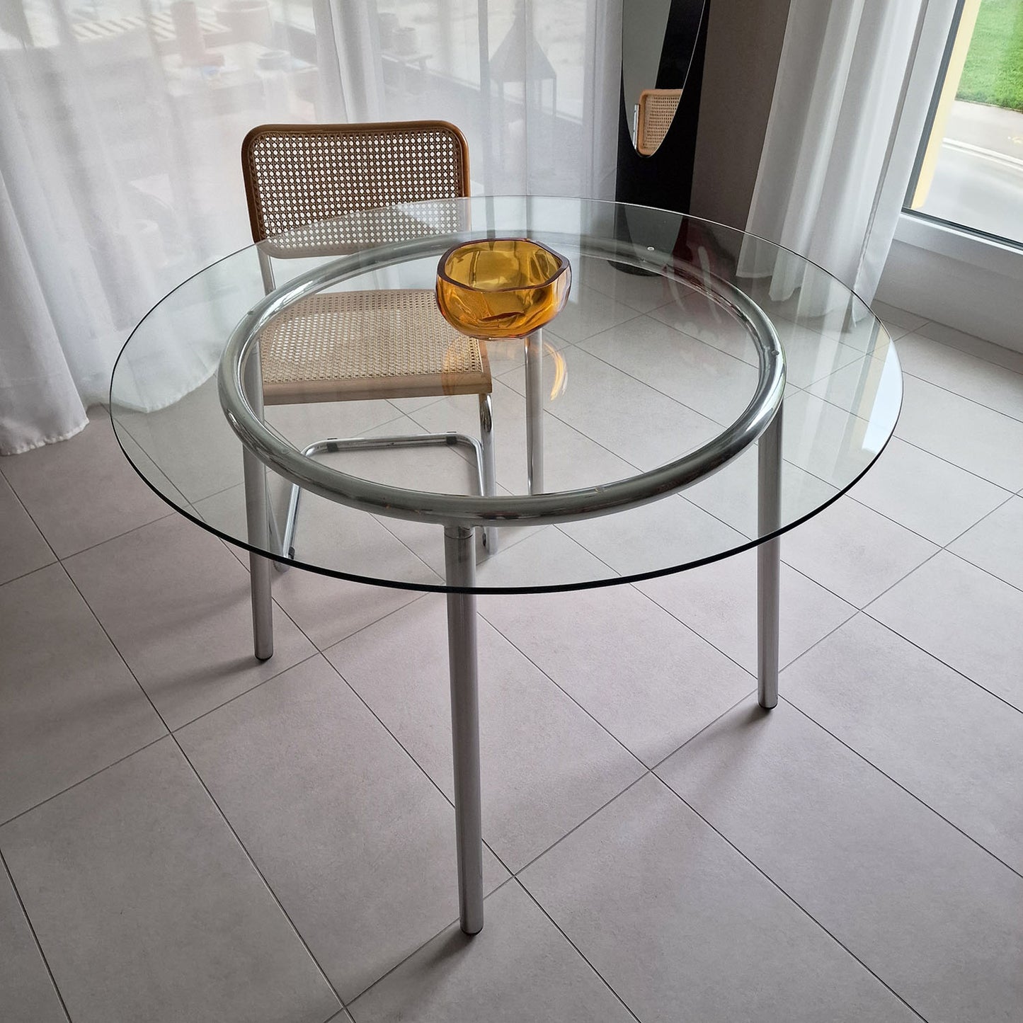 Table à manger en verre avec pieds chromés