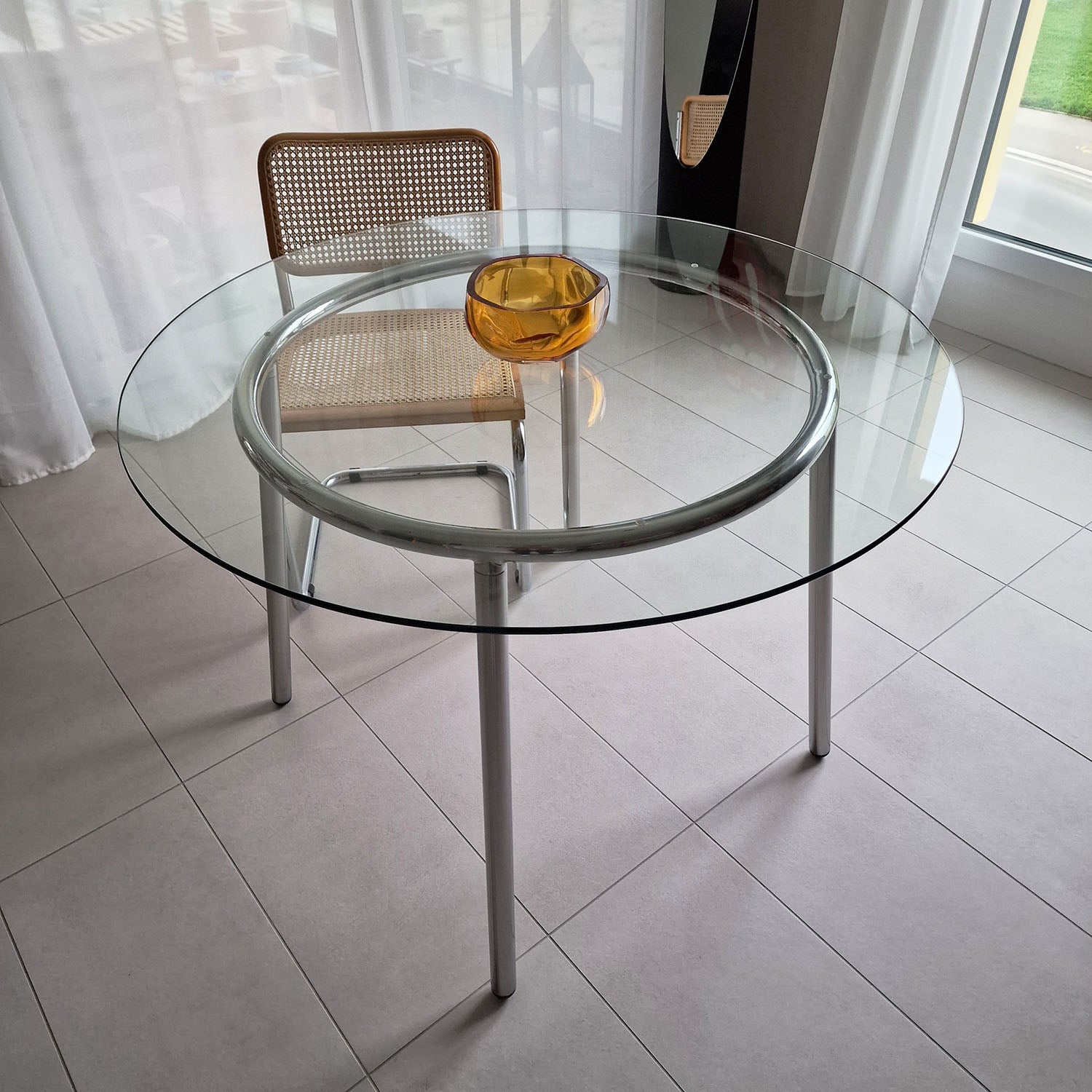 Table à manger en verre avec pieds chromés
