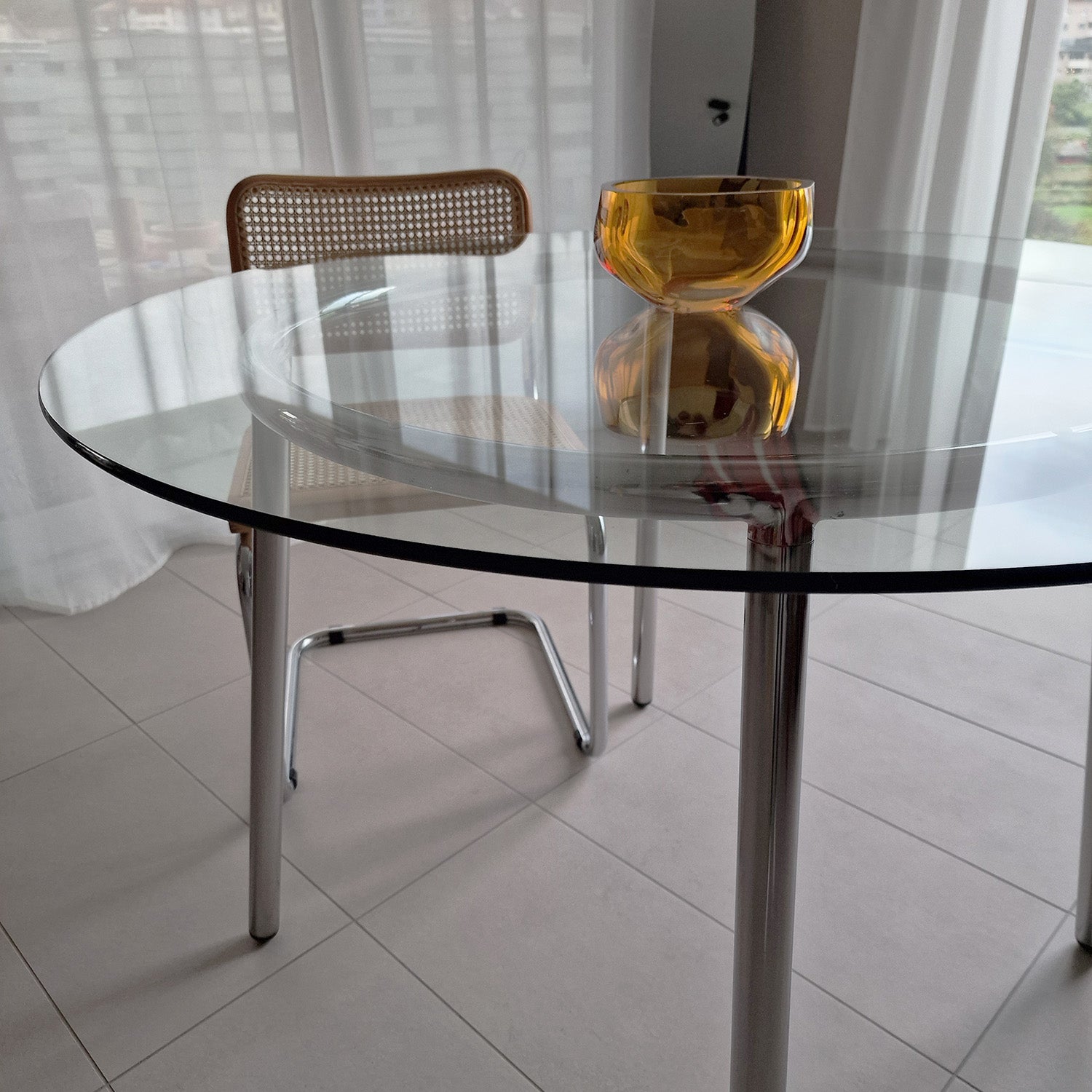 Table à manger en verre avec pieds chromés