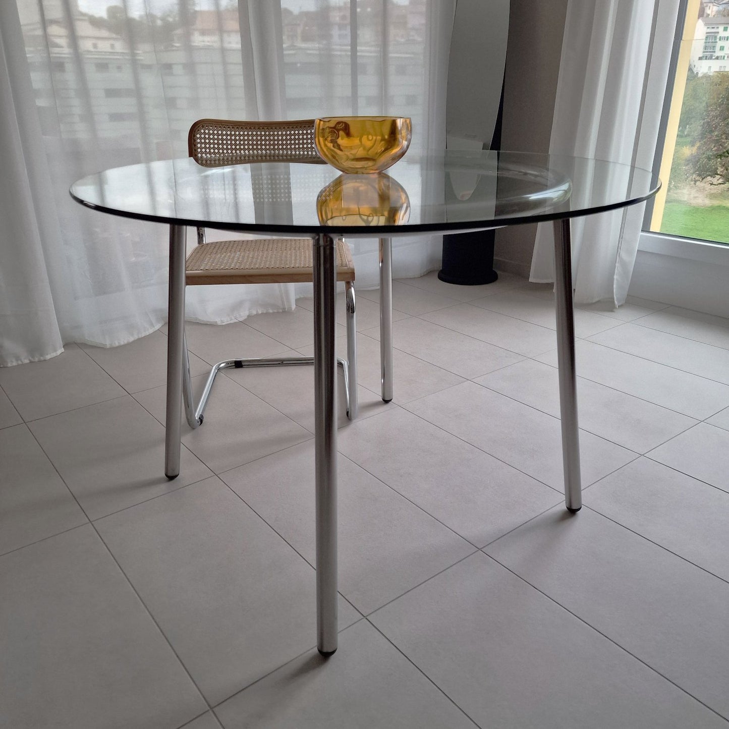 Table à manger en verre avec pieds chromés