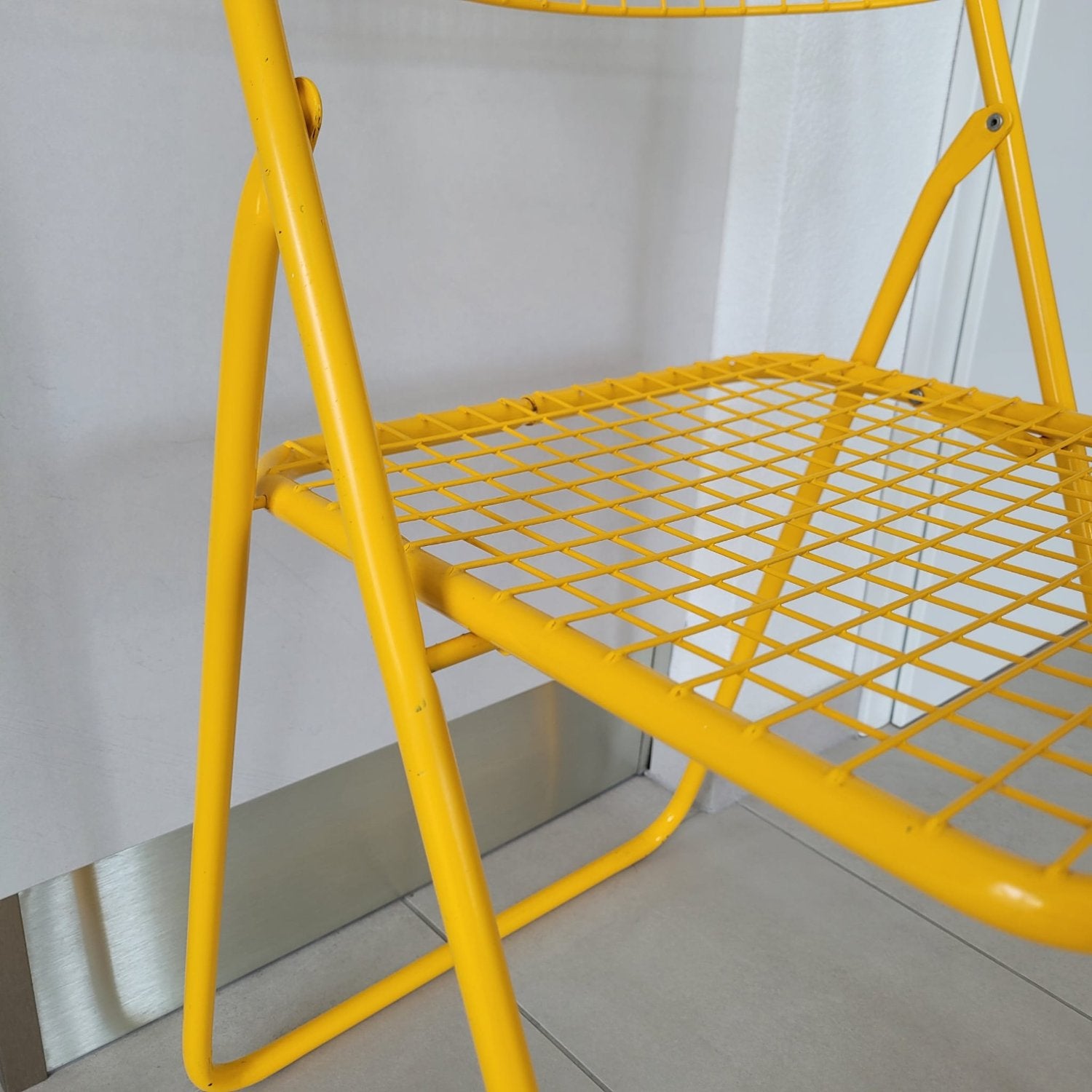 Chaise pliante Ted Net jaune en métal de Niels Gammelgaard, Ikea, année 1980, détails