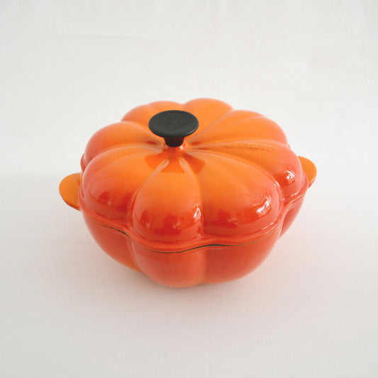 Cocotte orange Le Creuset modèle citrouille, d'une capacité de 2 litres.