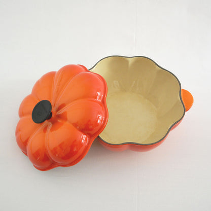 Cocotte orange Le Creuset modèle citrouille, d'une capacité de 2 litres.