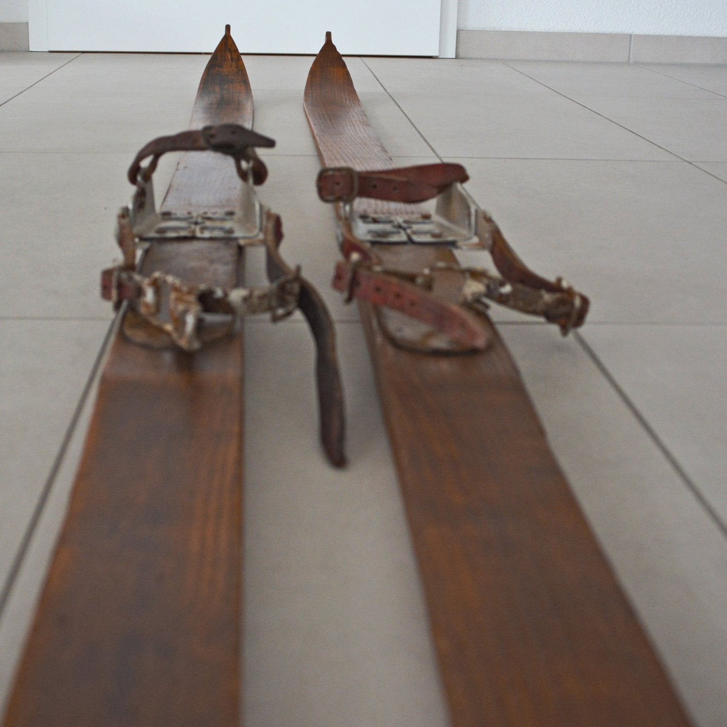 Paire de skis vintage en bois