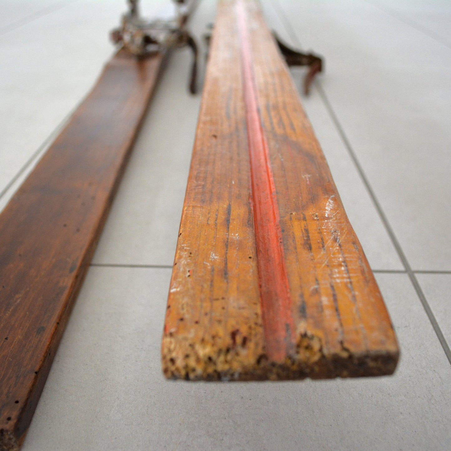 Paire de skis vintage en bois