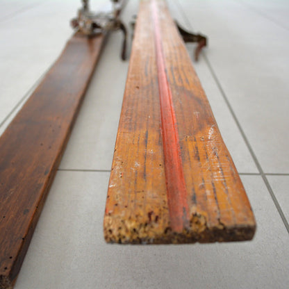 Paire de skis vintage en bois