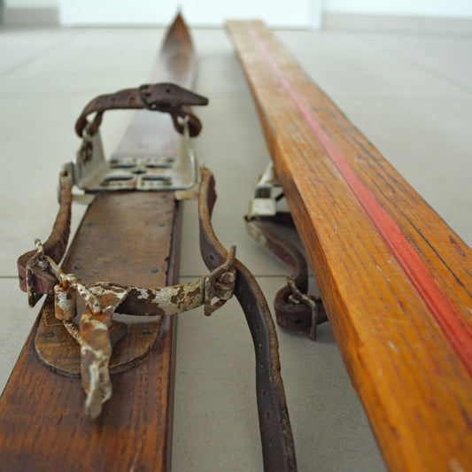 Paire de skis vintage en bois