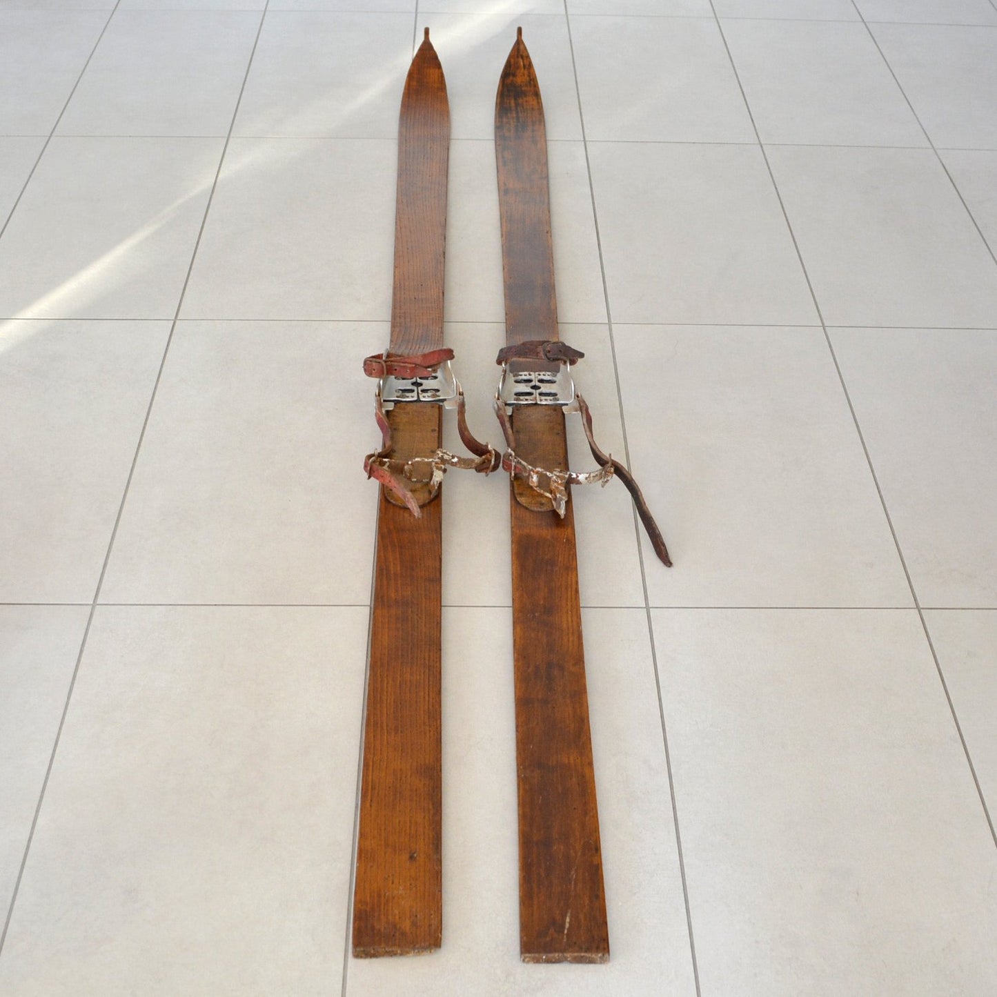 Paire de skis vintage en bois