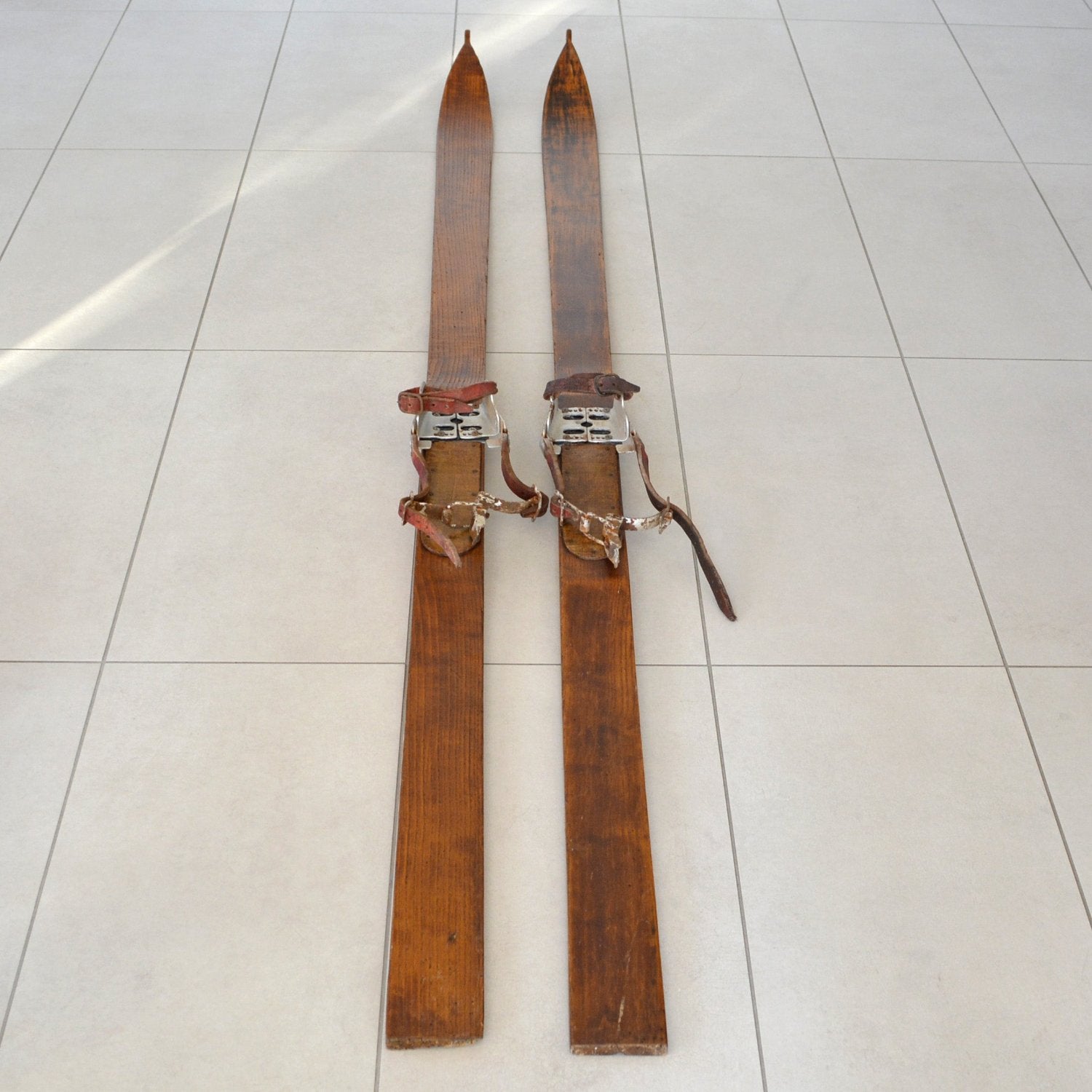 Paire de skis vintage en bois