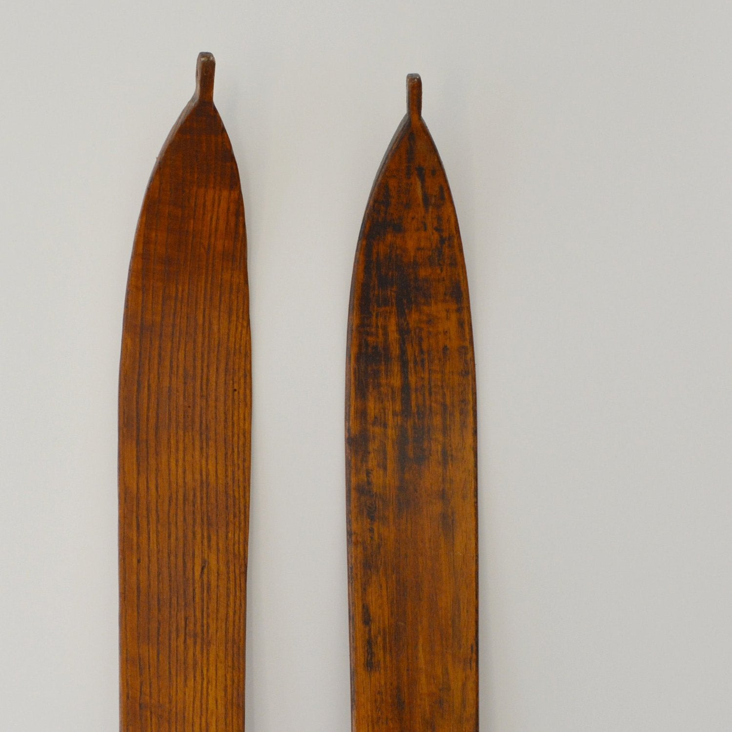 Paire de skis vintage en bois