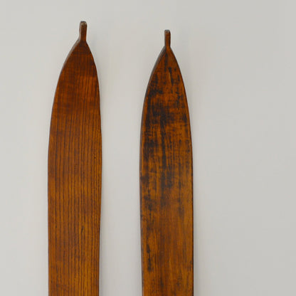 Paire de skis vintage en bois