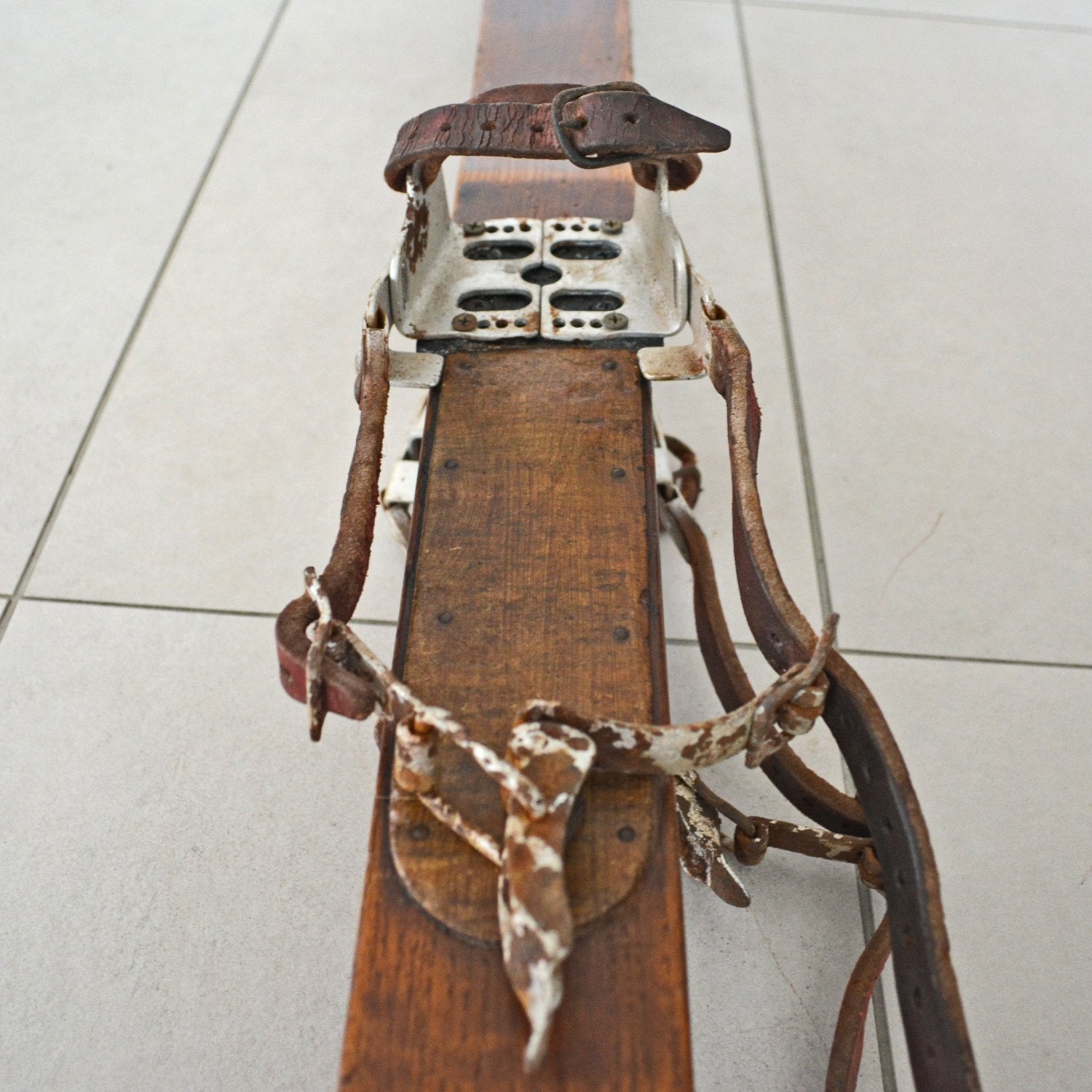 Paire de skis vintage en bois