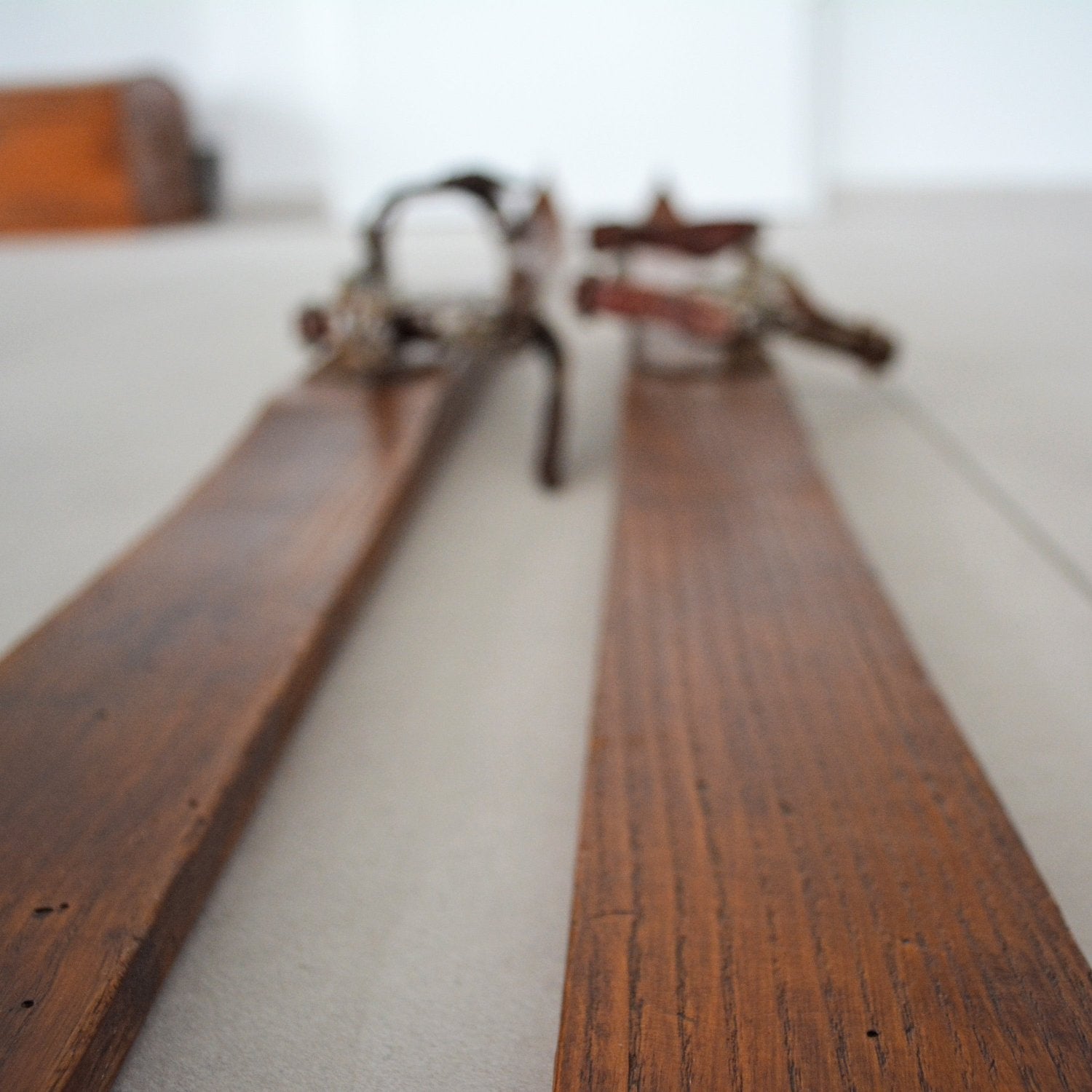 Paire de skis vintage en bois